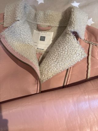 Cazadora polipiel rosa forrada. Talla 11-12 años