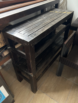 Mesa baja de madera rústica para terraza