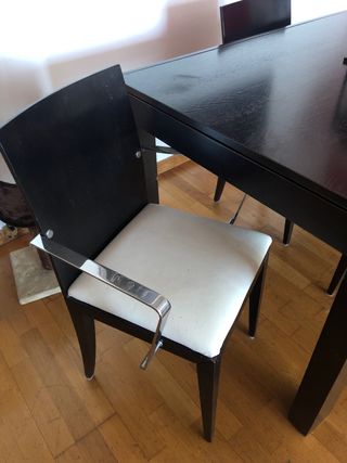 Mesa comedor extensible y 4 sillas de madera