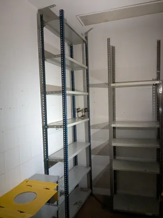 Estanterías - tres altas montadas y dos sin montar