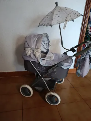 Carro de muñecas con capota y sombrilla