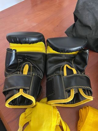 Kit Guantes Boxeo Brooklyn y Vendas Amarillas