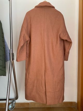 Abrigo Mango rosa oversize