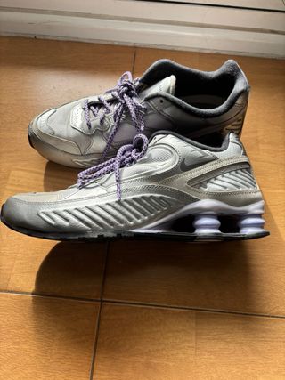 Nike Shox plateadas con cordones morados