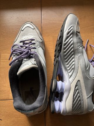 Nike Shox plateadas con cordones morados
