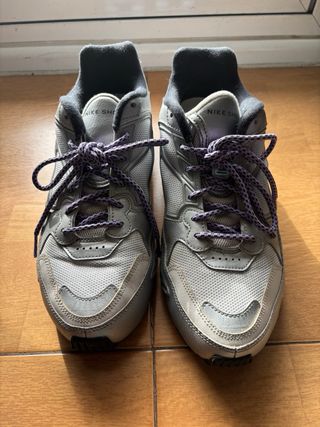 Nike Shox plateadas con cordones morados