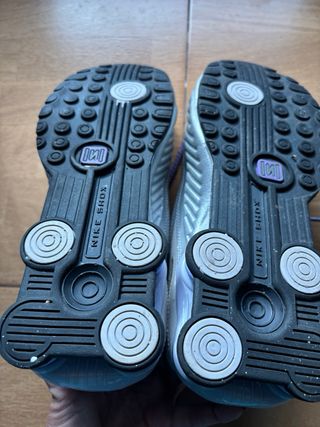 Nike Shox plateadas con cordones morados