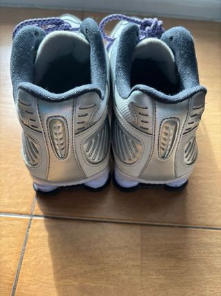 Nike Shox plateadas con cordones morados