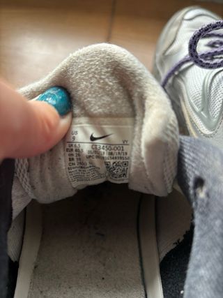 Nike Shox plateadas con cordones morados