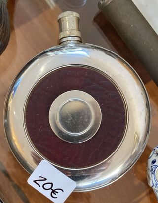 Petaca antigua de metal y cuero