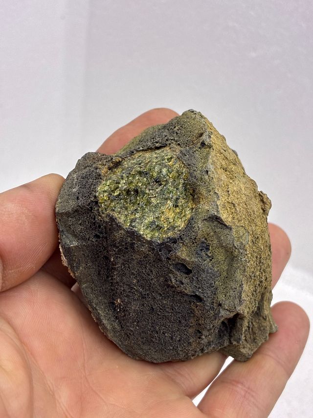 Olivino en bomba volcánica de Girona