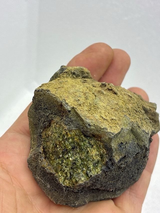 Olivino en bomba volcánica de Girona