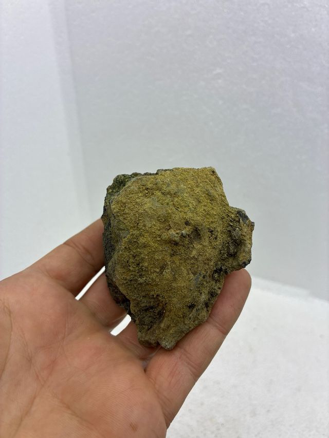 Olivino en bomba volcánica de Girona