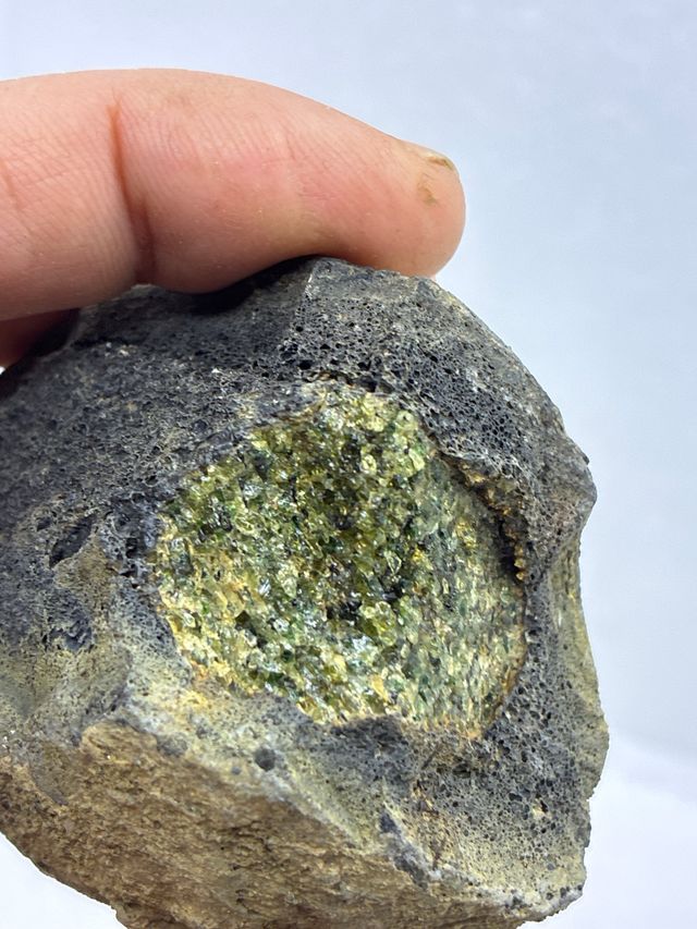 Olivino en bomba volcánica de Girona