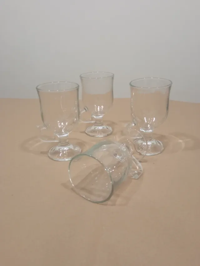 4 copas de vidrio con asa