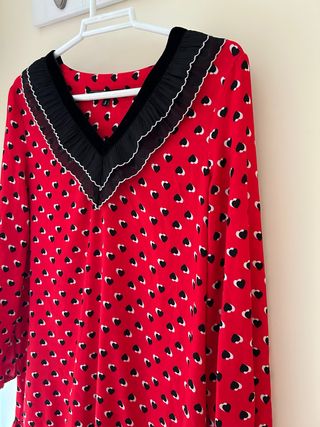 Vestido rojo con corazones negros