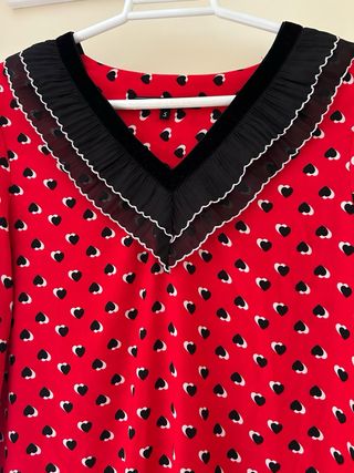 Vestido rojo con corazones negros