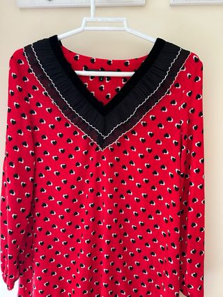 Vestido rojo con corazones negros