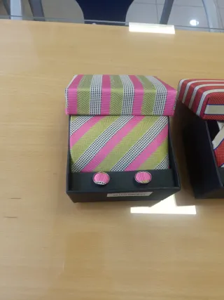 Corbatas y gemelos a rayas