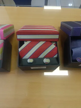 Corbatas y gemelos a rayas