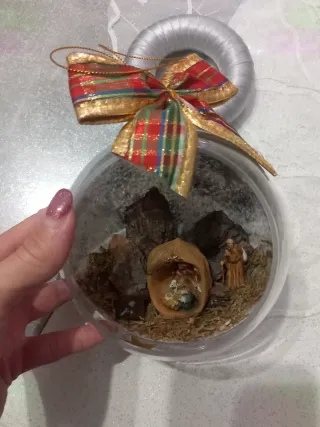 Palla decorata a mano con presepe