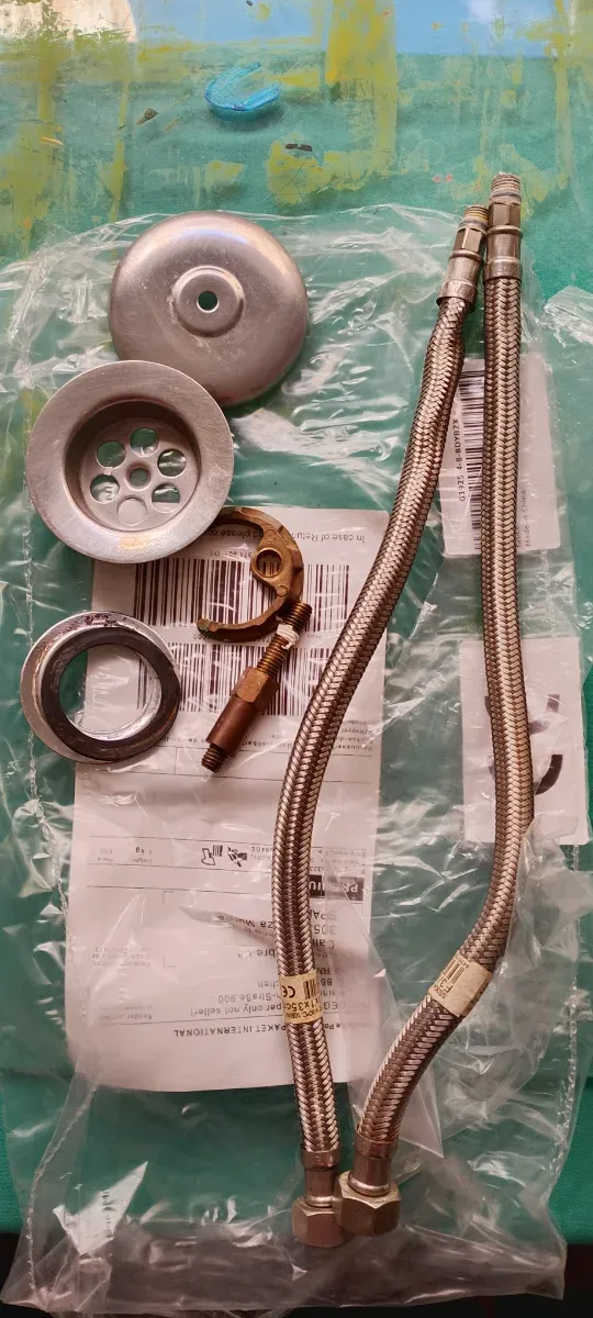 Piezas fontanería: mangueras y sifón