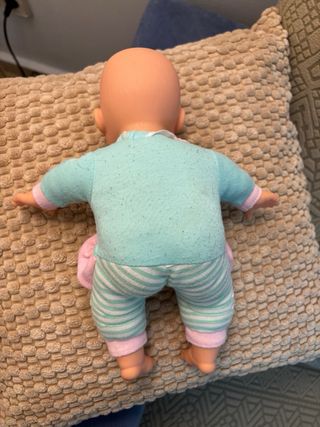 Muñeca bebé con chupete y pijama
