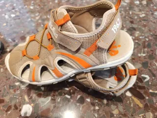 Sandalias niño Oakley y Lois