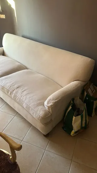 Sofá de tela beige y blanco