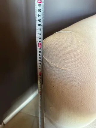 Sofá de tela beige y blanco