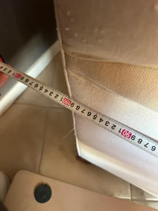 Sofá de tela beige y blanco