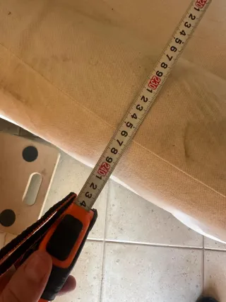 Sofá de tela beige y blanco