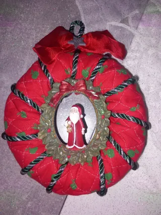 Ghirlanda natalizia fatta a mano con Babbo Natale