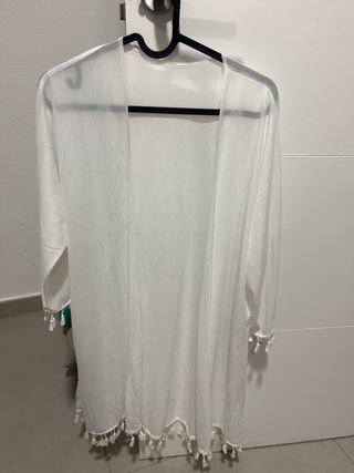 Vestido playero blanco con flecos
