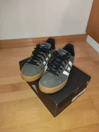 Zapatillas Adidas Grises y Blancas