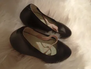 Zapatos de flamenco negros,falda larga y maillot.