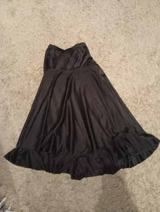 Zapatos de flamenco negros,falda larga y maillot.