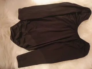 Zapatos de flamenco negros,falda larga y maillot.