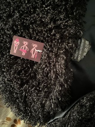 Estola negra peluda