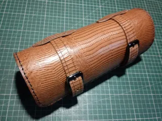 Rulos/Porta herramientas de cuero hechos a mano.