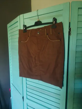 Falda marrón con detalles dorados