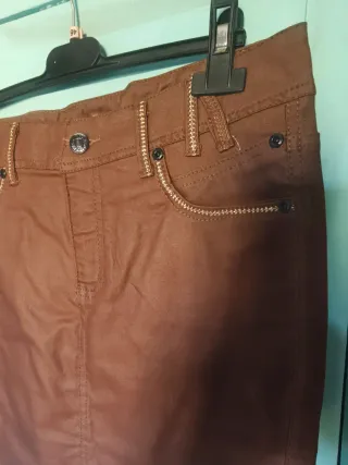 Falda marrón con detalles dorados