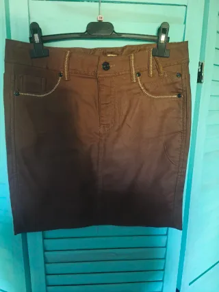 Falda marrón con detalles dorados