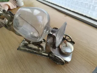 Calienta copas caballo con carro dorado