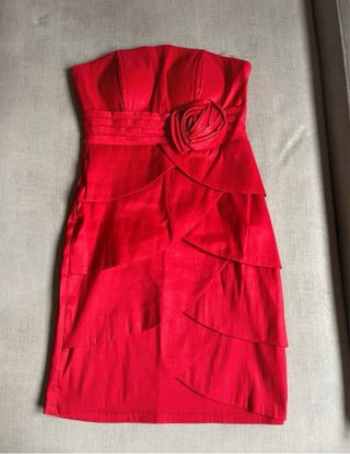 Vestido rojo festivo con flor