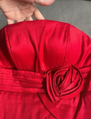 Vestido rojo festivo con flor