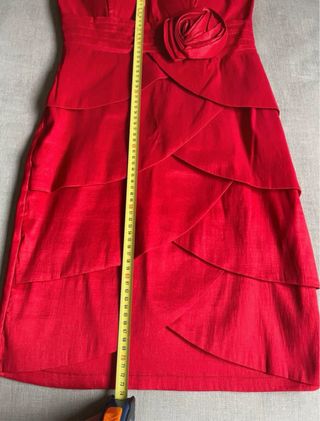 Vestido rojo festivo con flor