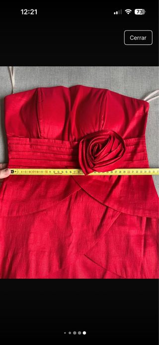 Vestido rojo festivo con flor