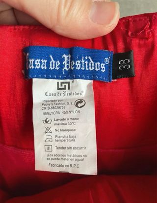 Vestido rojo festivo con flor