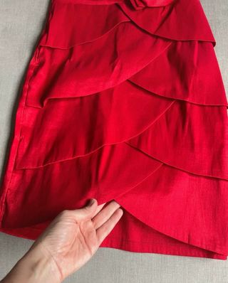 Vestido rojo festivo con flor